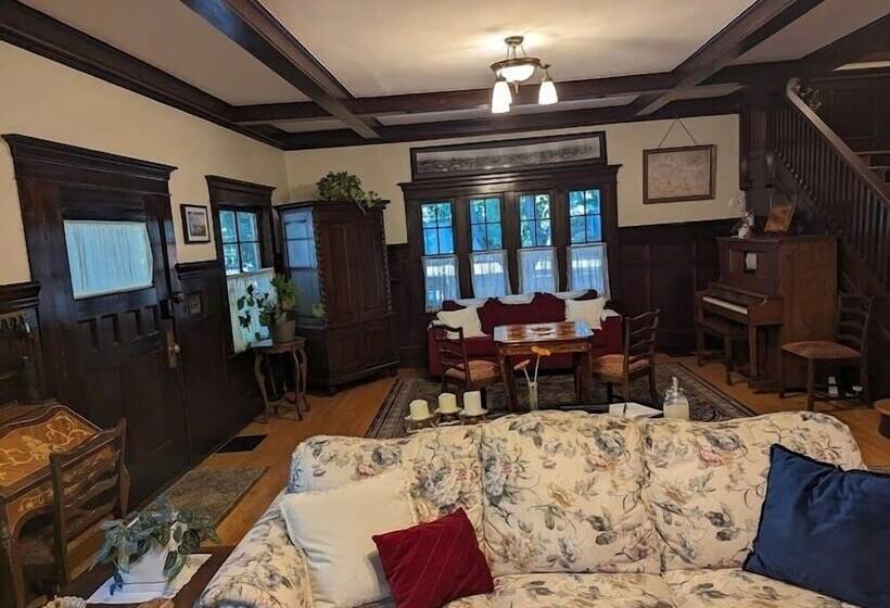 Lady Geneva Bed & Breakfast