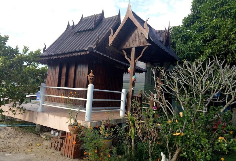 Pensió Kratommai Phuwaree