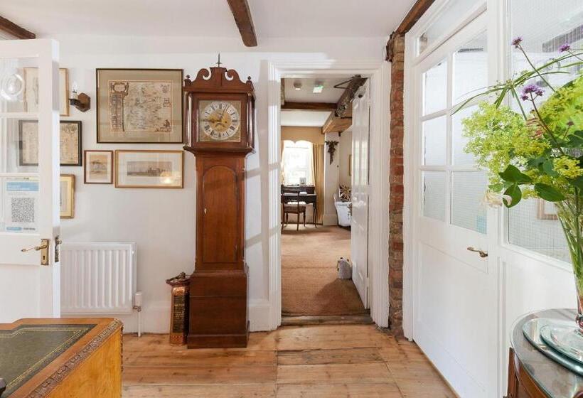 Пансион The Old House Guest House