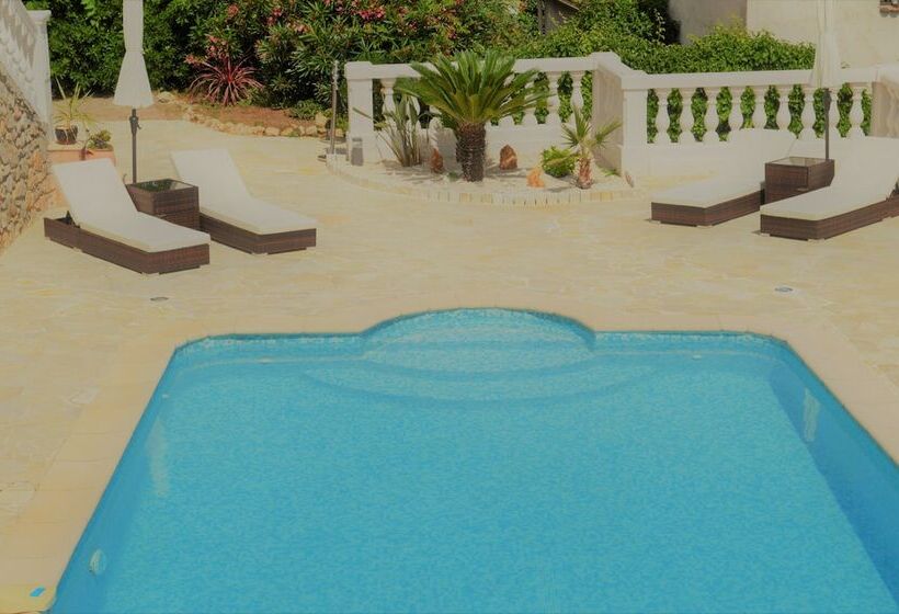 Villa La Terre Des Lauriers B&b