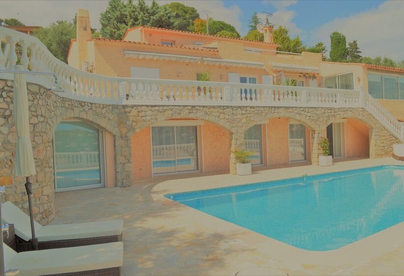 Villa La Terre Des Lauriers B&b