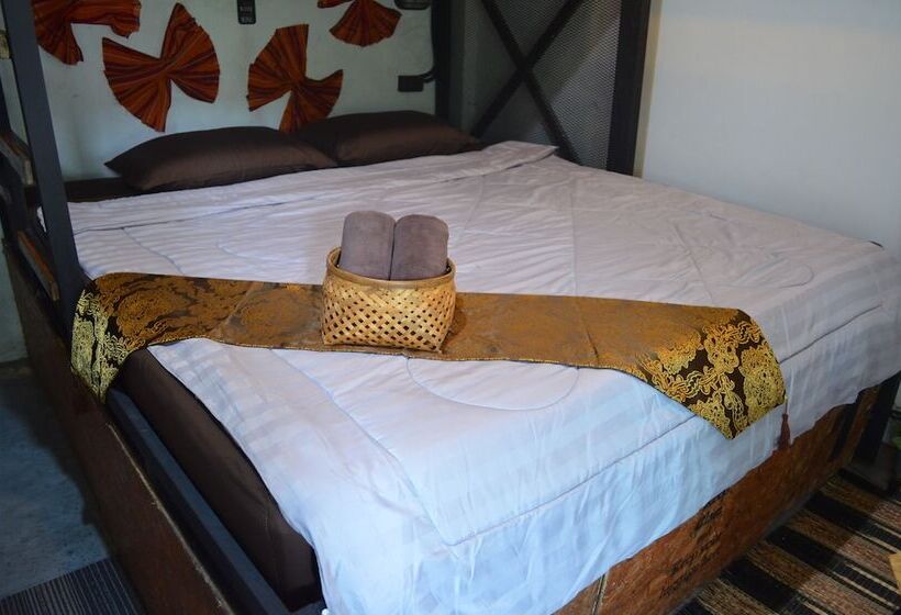 فندق صغير Dawnthaya Ayutthaya House บ้านดอนธยๅ อยุธยา