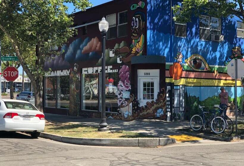 Общежитие Whole Family  Wholeville