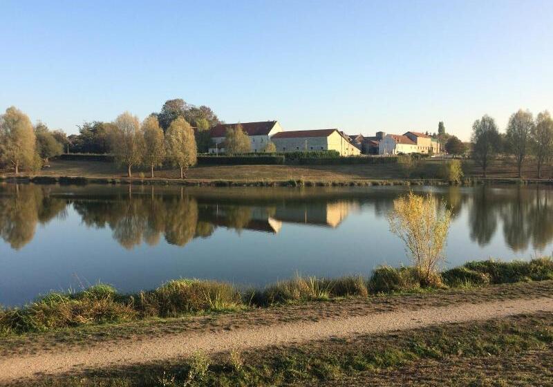 تختخواب و صبحانه Au Levrier De Chessy