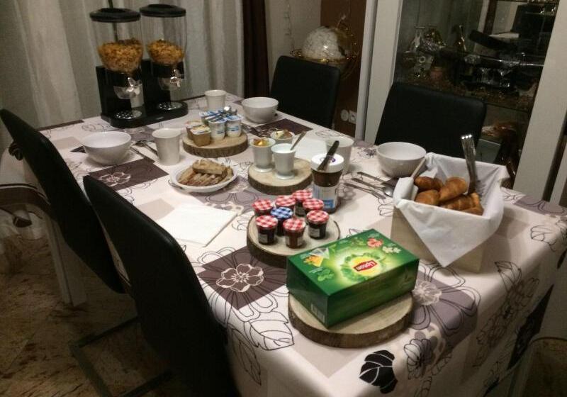 تختخواب و صبحانه Au Levrier De Chessy