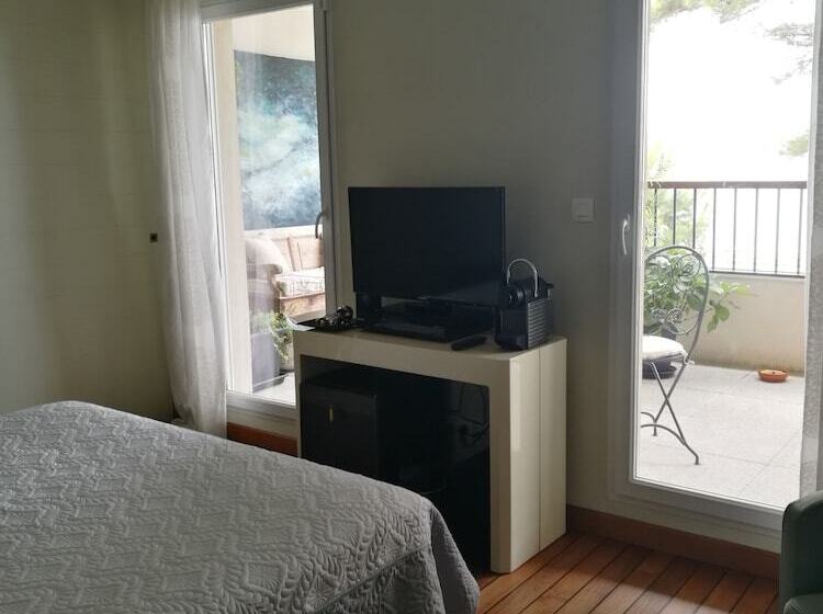ベッドアンドブレックファースト Chambre D Hotes La Cigalière