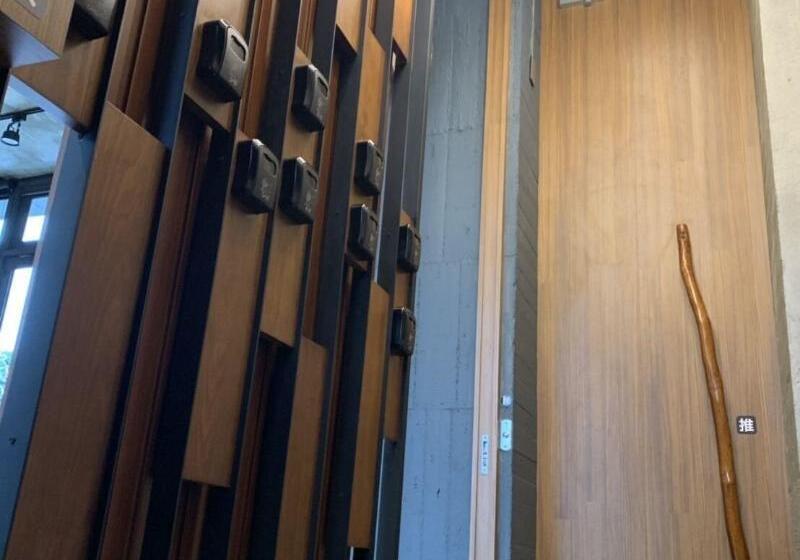 تختخواب و صبحانه Come Sit Hostel