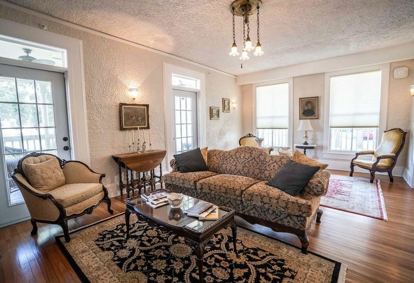 مبيت وإفطار Live Oaks Inn