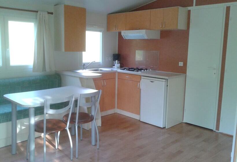 فندق Camping Le Roc Qui Parle