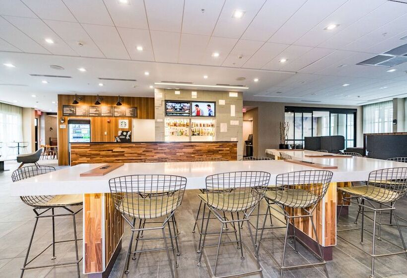 هتل Courtyard By Marriott West Springfield