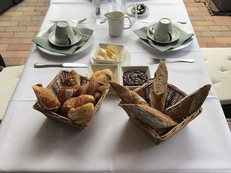 Отель Hôtel Au Petit Pont