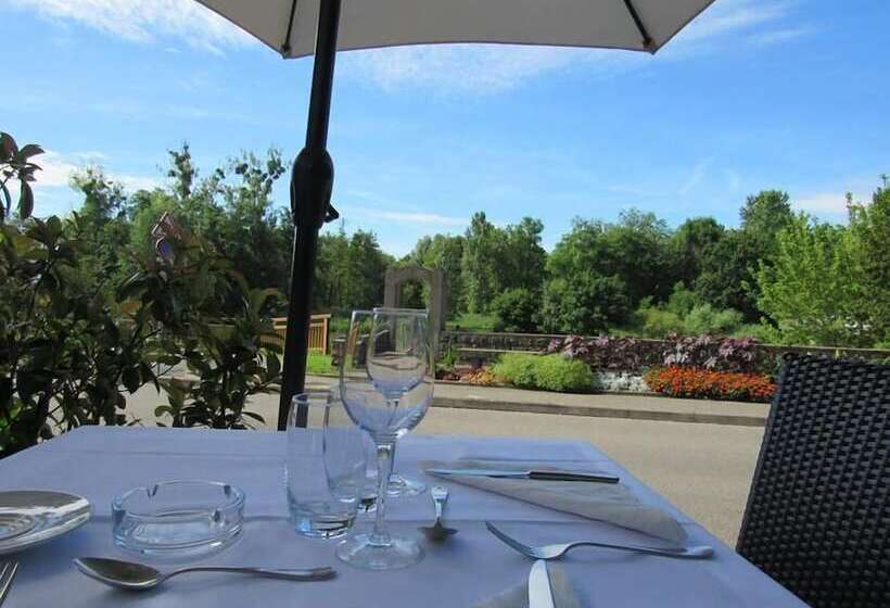 Отель Hôtel Au Petit Pont