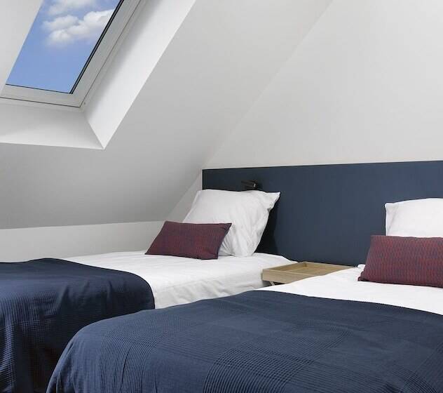 Отель Hôtel Au Petit Pont