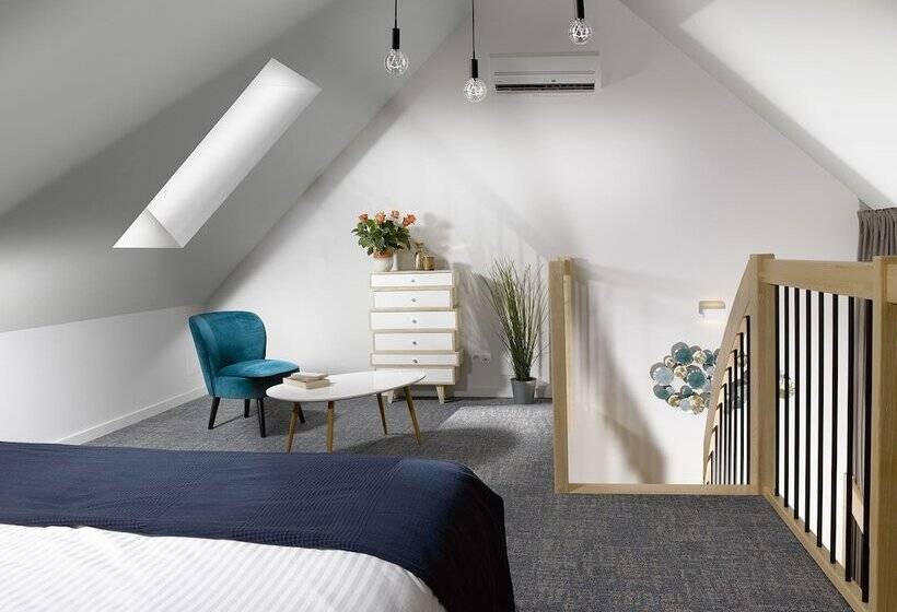 Отель Hôtel Au Petit Pont