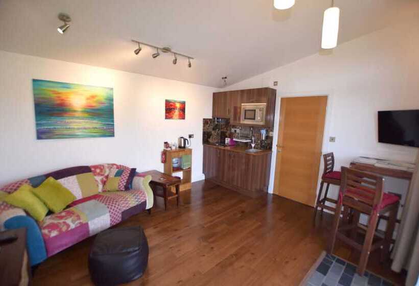 Middle Thorne, Great Field Lodges