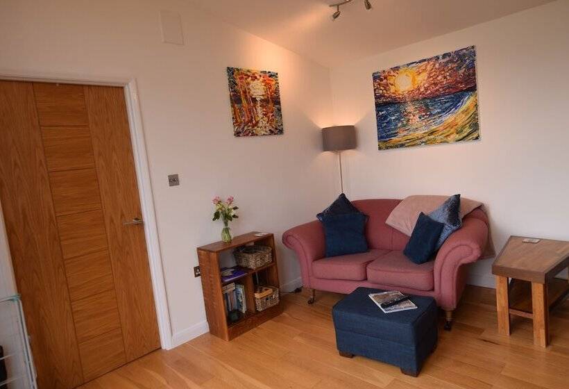 Middle Thorne, Great Field Lodges