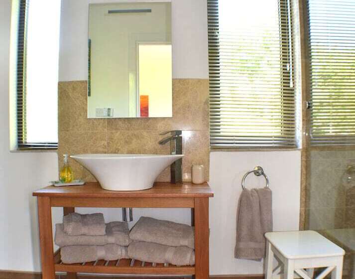 Middle Thorne, Great Field Lodges