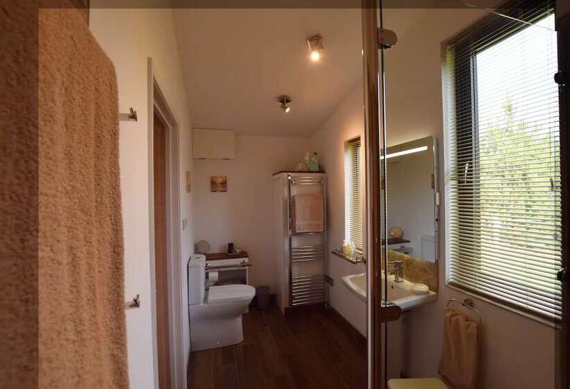 Middle Thorne, Great Field Lodges