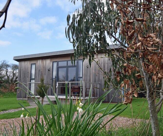 Middle Thorne, Great Field Lodges