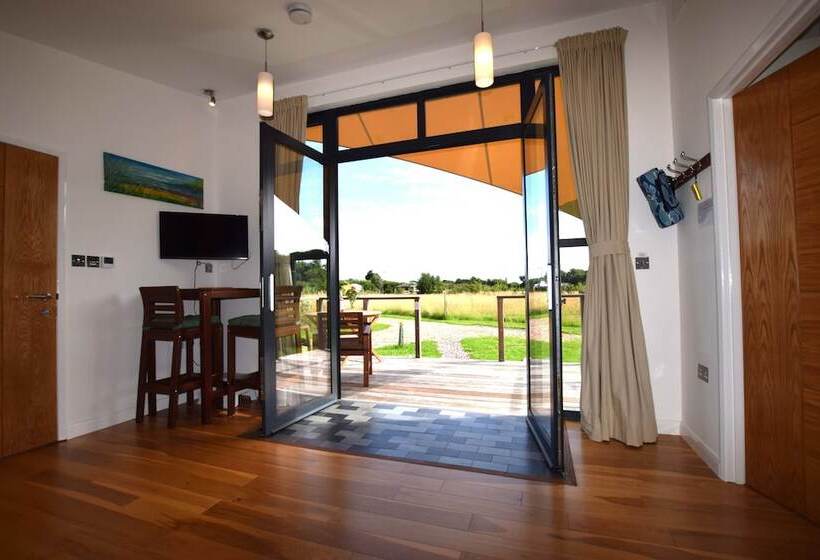 Middle Thorne, Great Field Lodges