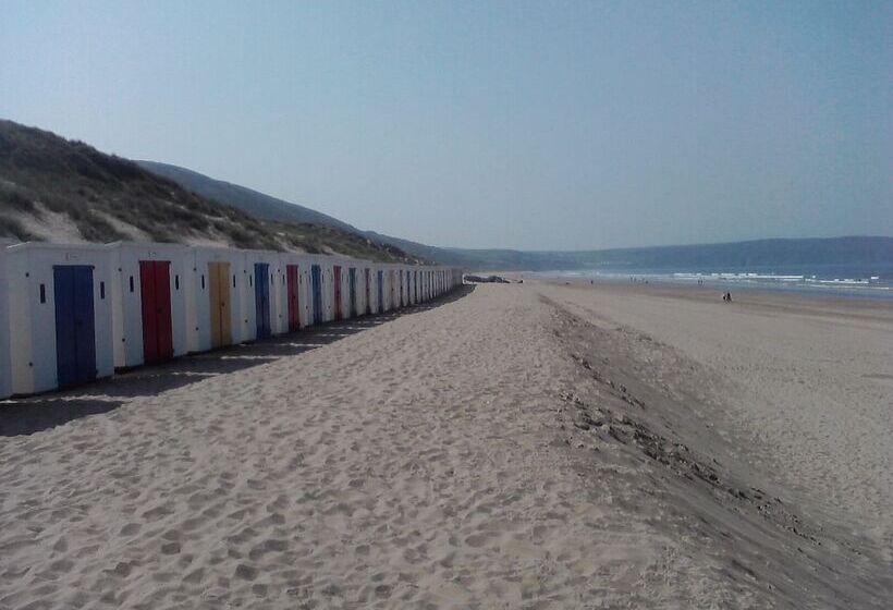 Middle Thorne, Great Field Lodges