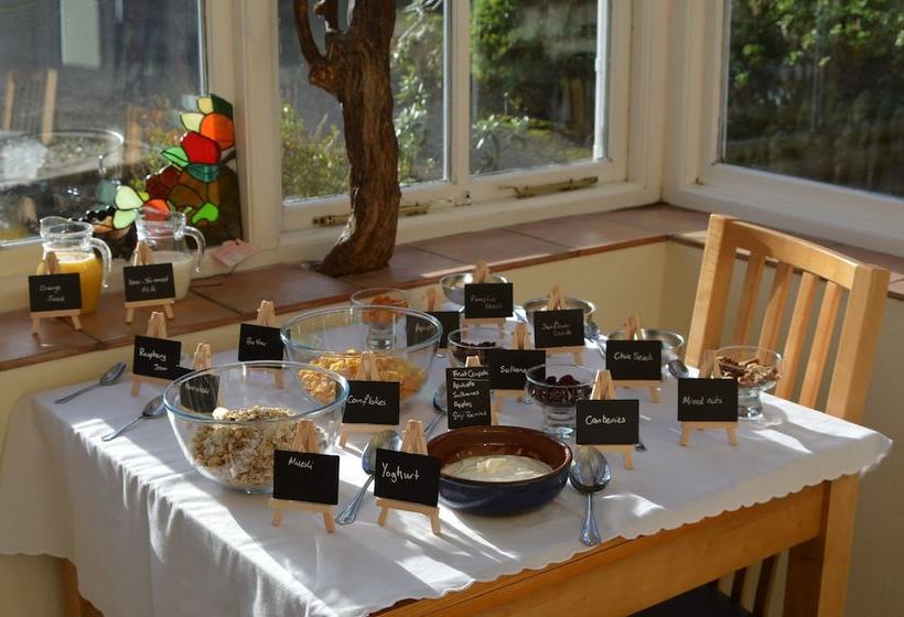 بنسيون The Spinney Country Guest House