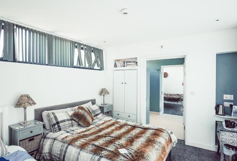 בית מלון כפרי Clophill Eco Lodges