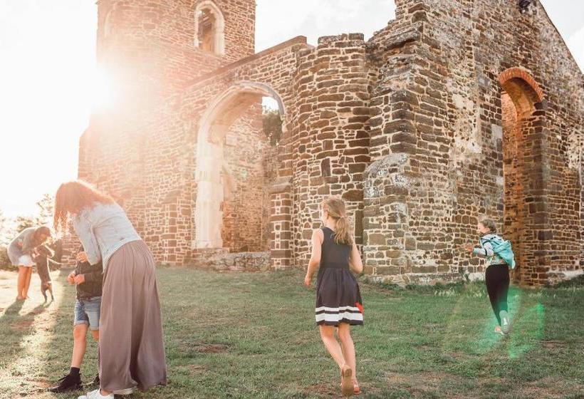 בית מלון כפרי Clophill Eco Lodges