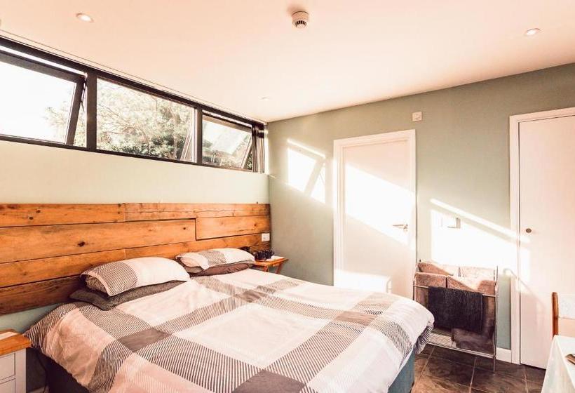 בית מלון כפרי Clophill Eco Lodges