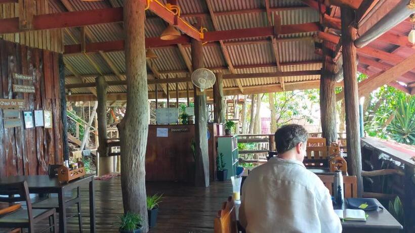 בית מלון כפרי Jungle Hill Beach Bungalow