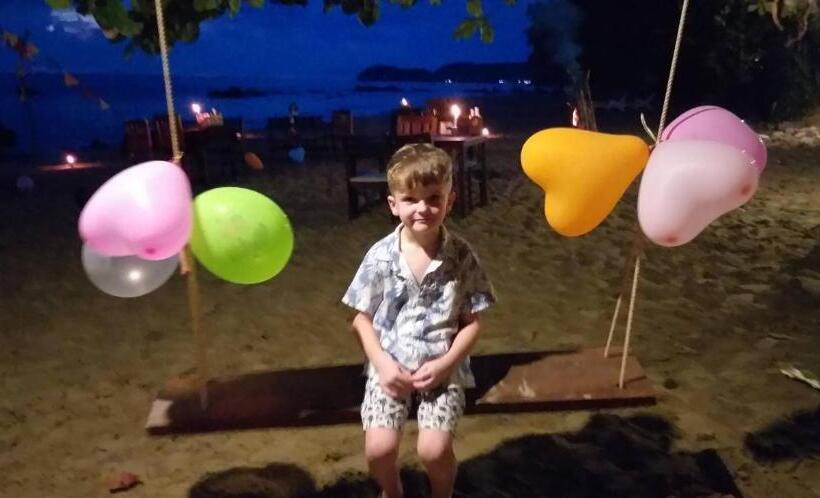 בית מלון כפרי Jungle Hill Beach Bungalow