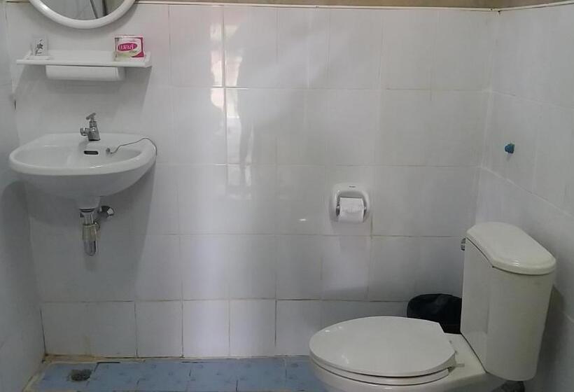 בית מלון כפרי Jungle Hill Beach Bungalow