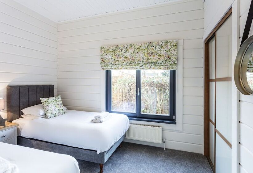 ホテル Roydon Marina Village