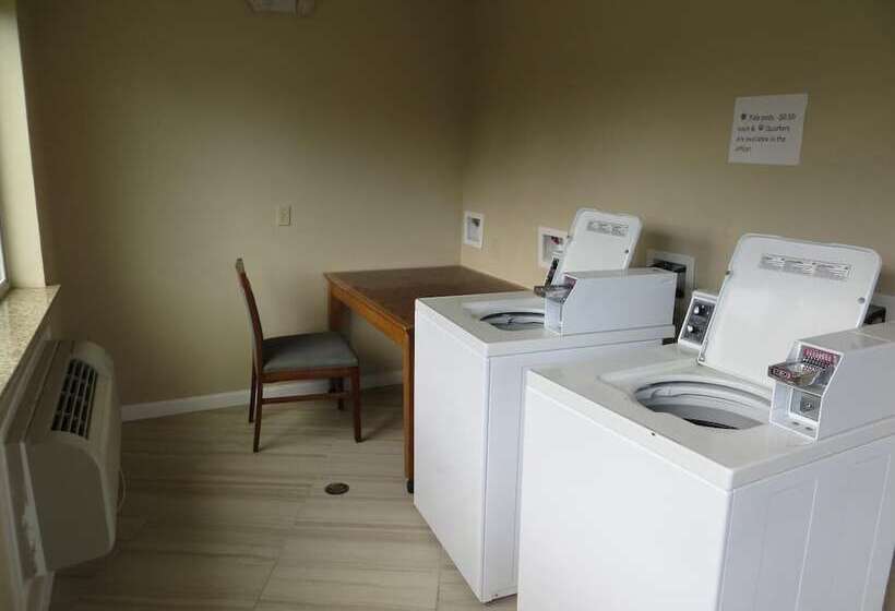 Отель Scottish Inn & Suites