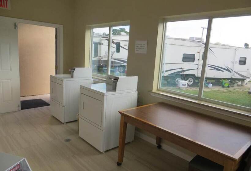 Отель Scottish Inn & Suites