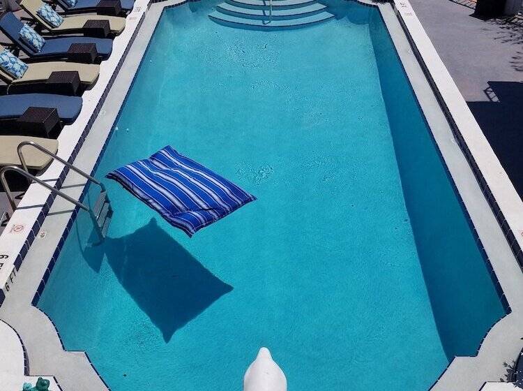 فندق على الطريق Ashley Brooke Beach Resort