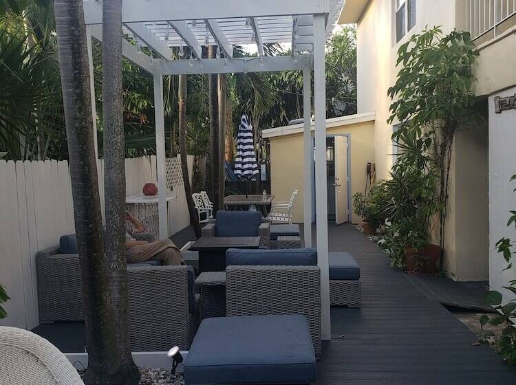 فندق على الطريق Ashley Brooke Beach Resort