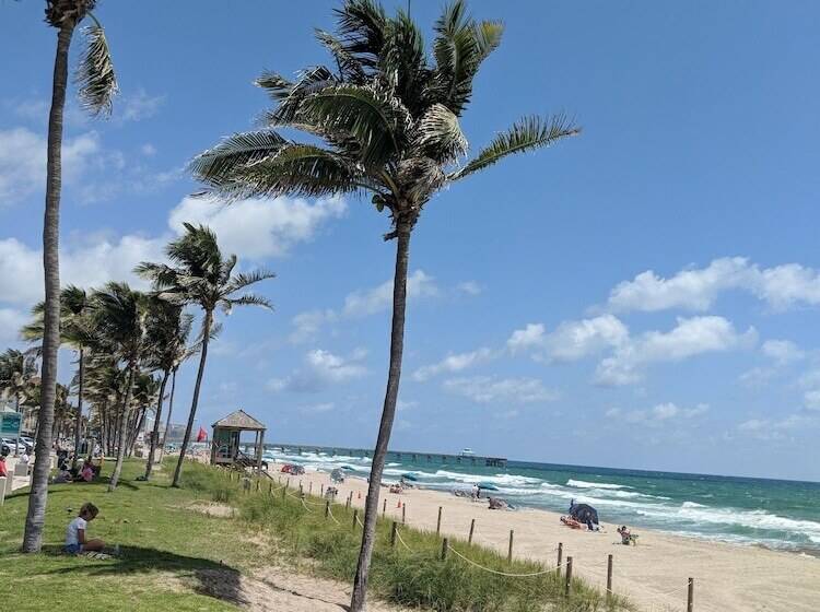 فندق على الطريق Ashley Brooke Beach Resort