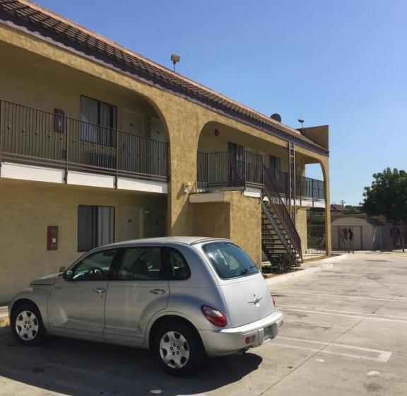 فندق على الطريق Budget Inn