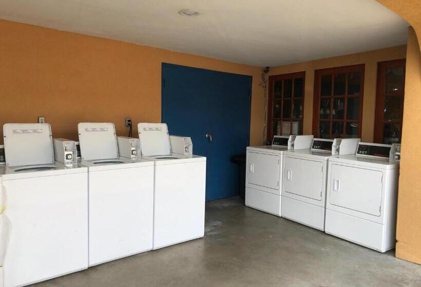 فندق على الطريق Capital Inn