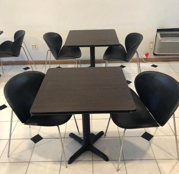 فندق على الطريق Capital Inn