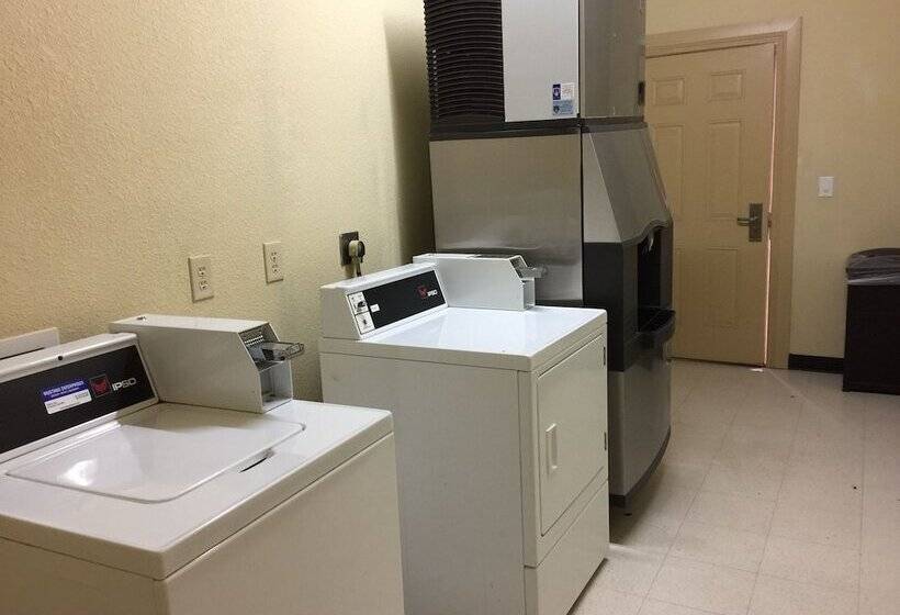 فندق على الطريق Pearsall Inn And Suites