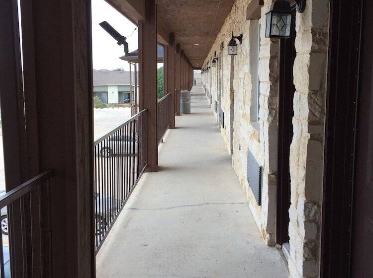 فندق على الطريق Pearsall Inn And Suites