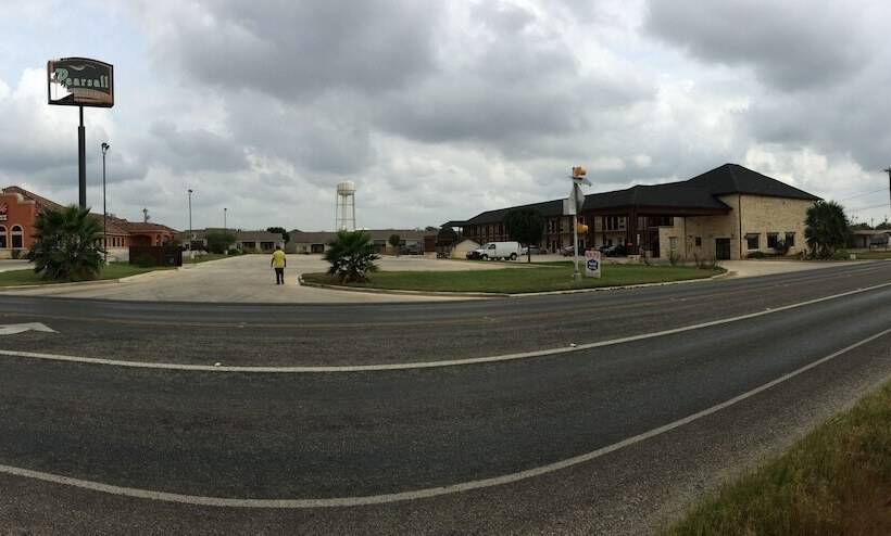 فندق على الطريق Pearsall Inn And Suites