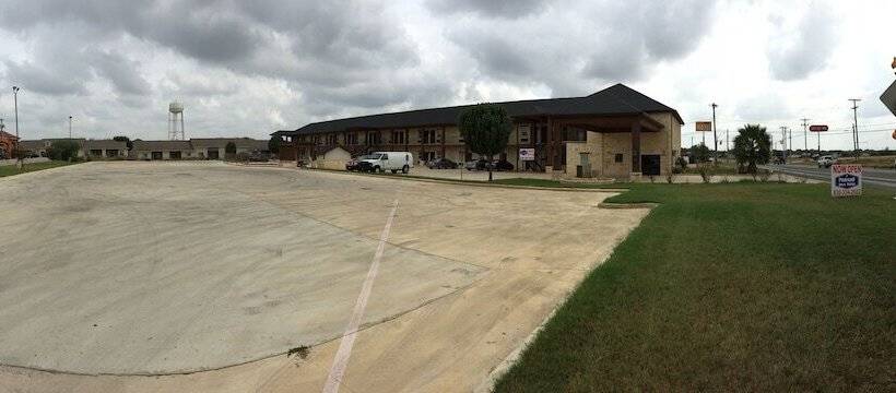 모텔 Pearsall Inn And Suites