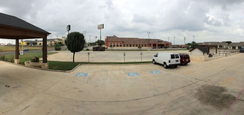 فندق على الطريق Pearsall Inn And Suites