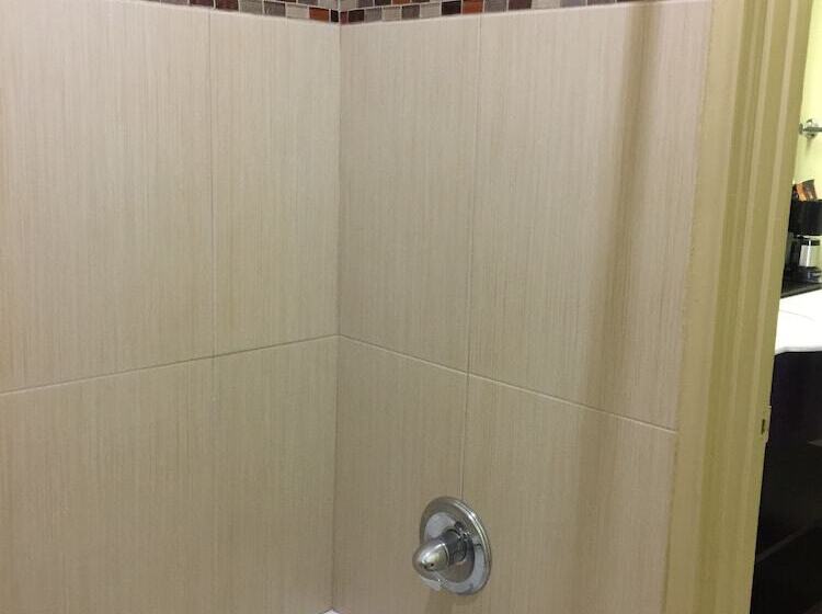 فندق على الطريق Pearsall Inn And Suites