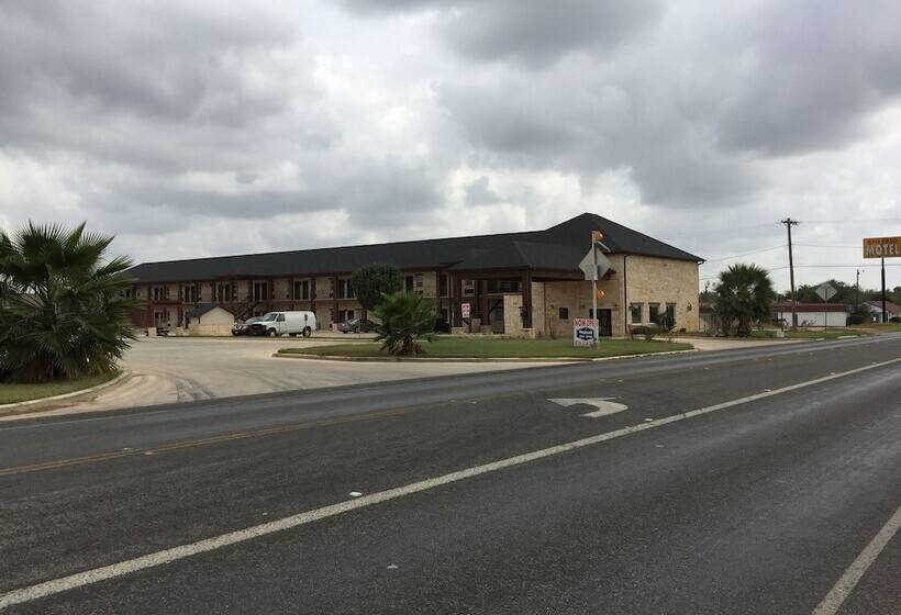 فندق على الطريق Pearsall Inn And Suites