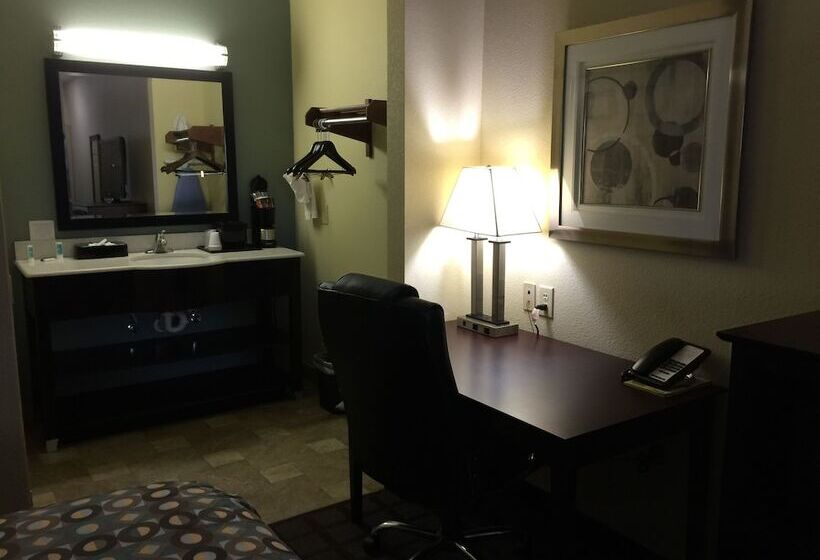 فندق على الطريق Pearsall Inn And Suites