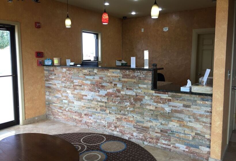 فندق على الطريق Pearsall Inn And Suites